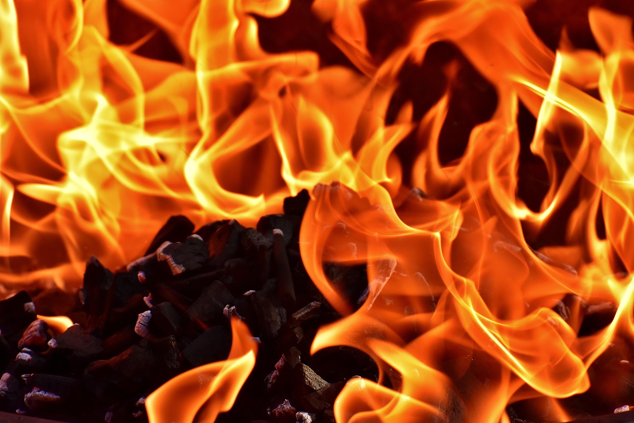 Lentetuin met sfeervol brandend vuur.