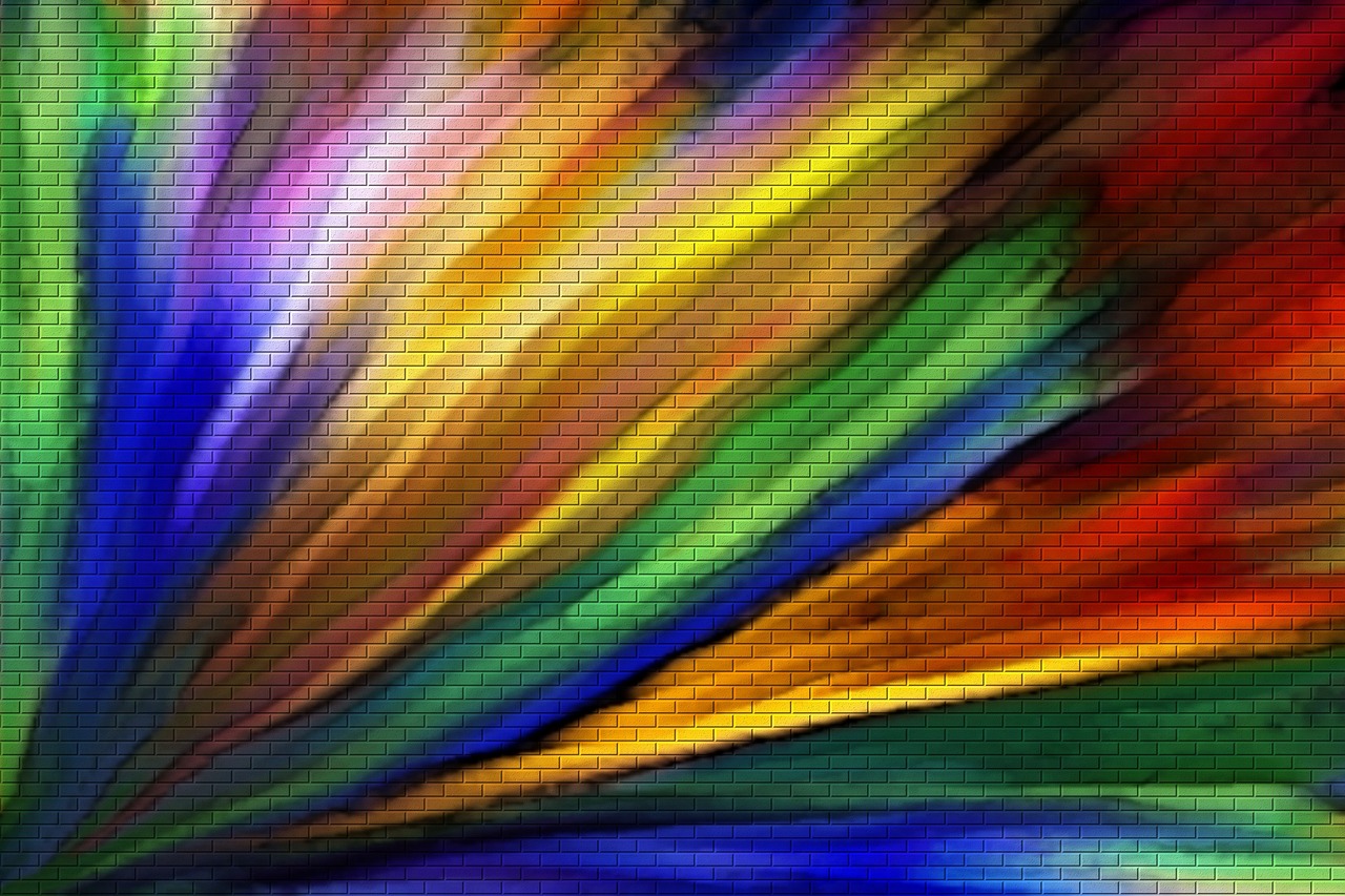 Dramatische verlichting benadrukt art deco muurpatronen.
